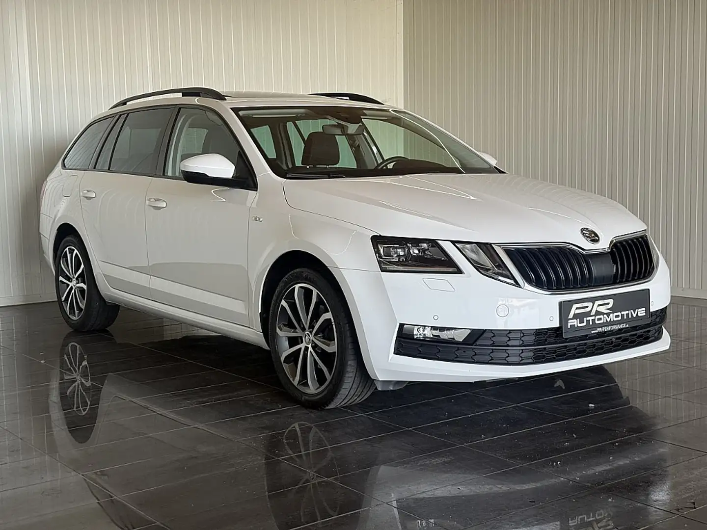 Skoda Octavia Combi 1,6 TDI DSG LED*VIRTUAL*AHK*PANO Wit - 2