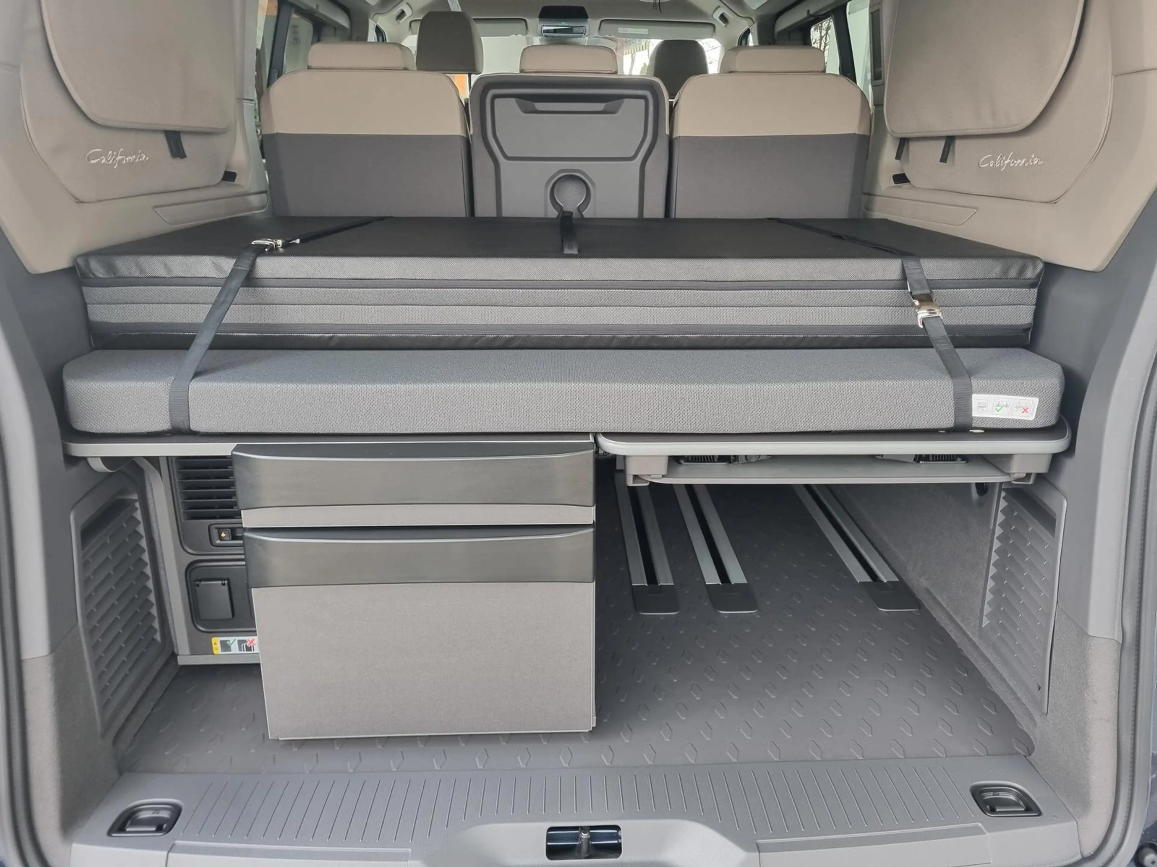 Volkswagen T7 California Beach Camper 2.0 TDI DSG + AHK + Luftstandheizung — photo 11