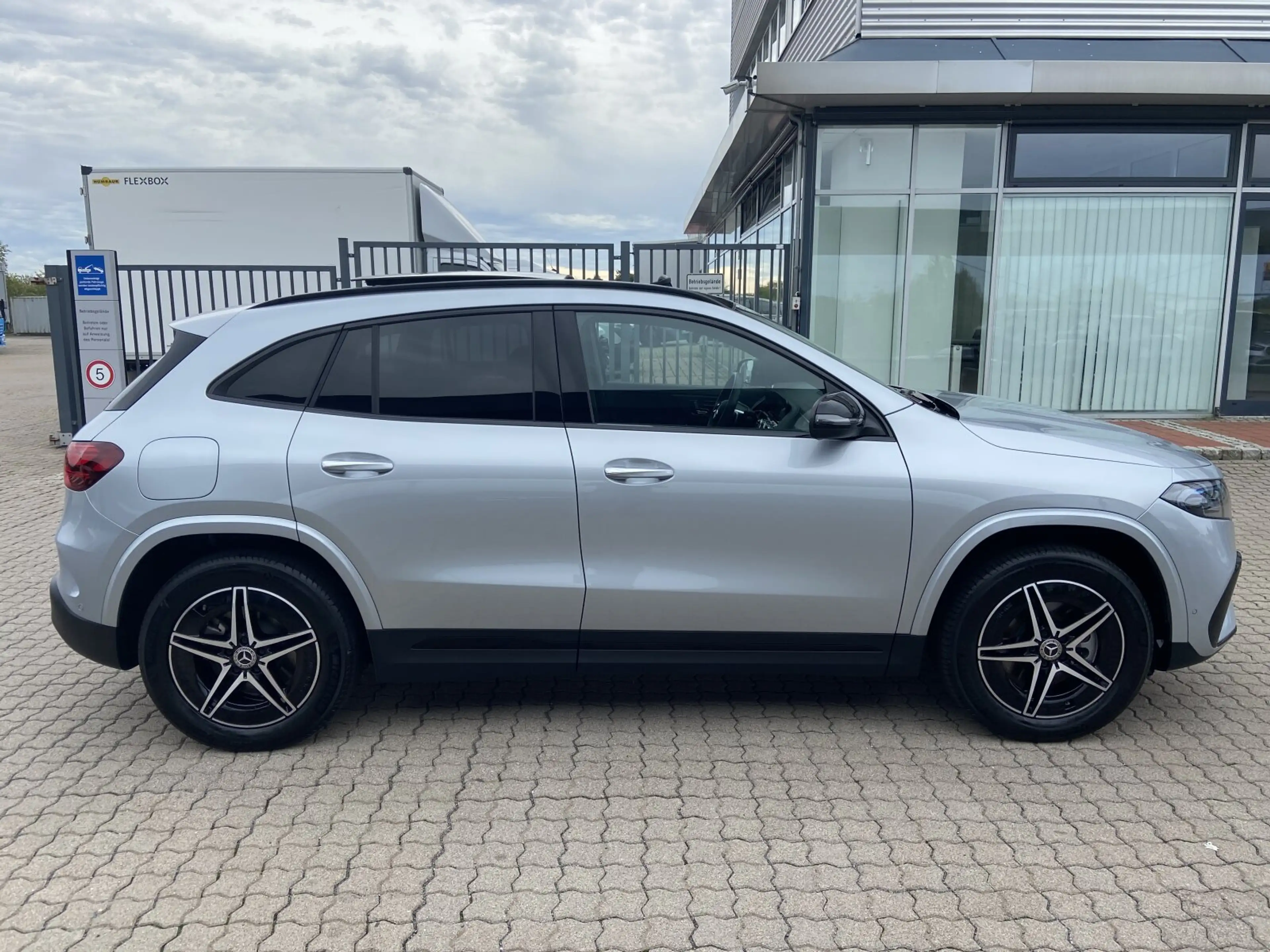 Mercedes-Benz EQA 300 EQA 300 4MATIC AMG+Night+Pano+Distronic+AHK+Memo — photo 5