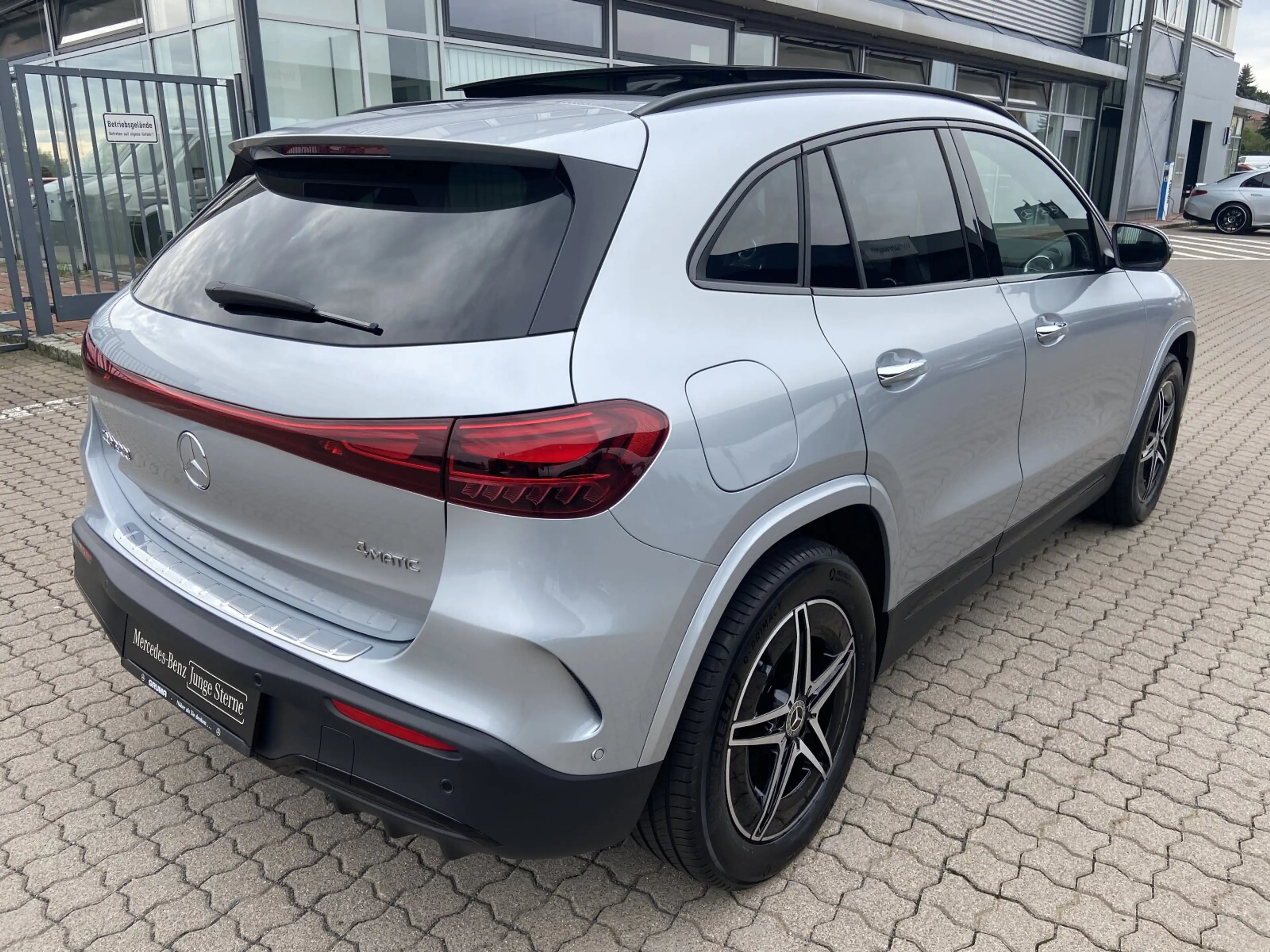 Mercedes-Benz EQA 300 EQA 300 4MATIC AMG+Night+Pano+Distronic+AHK+Memo — photo 6
