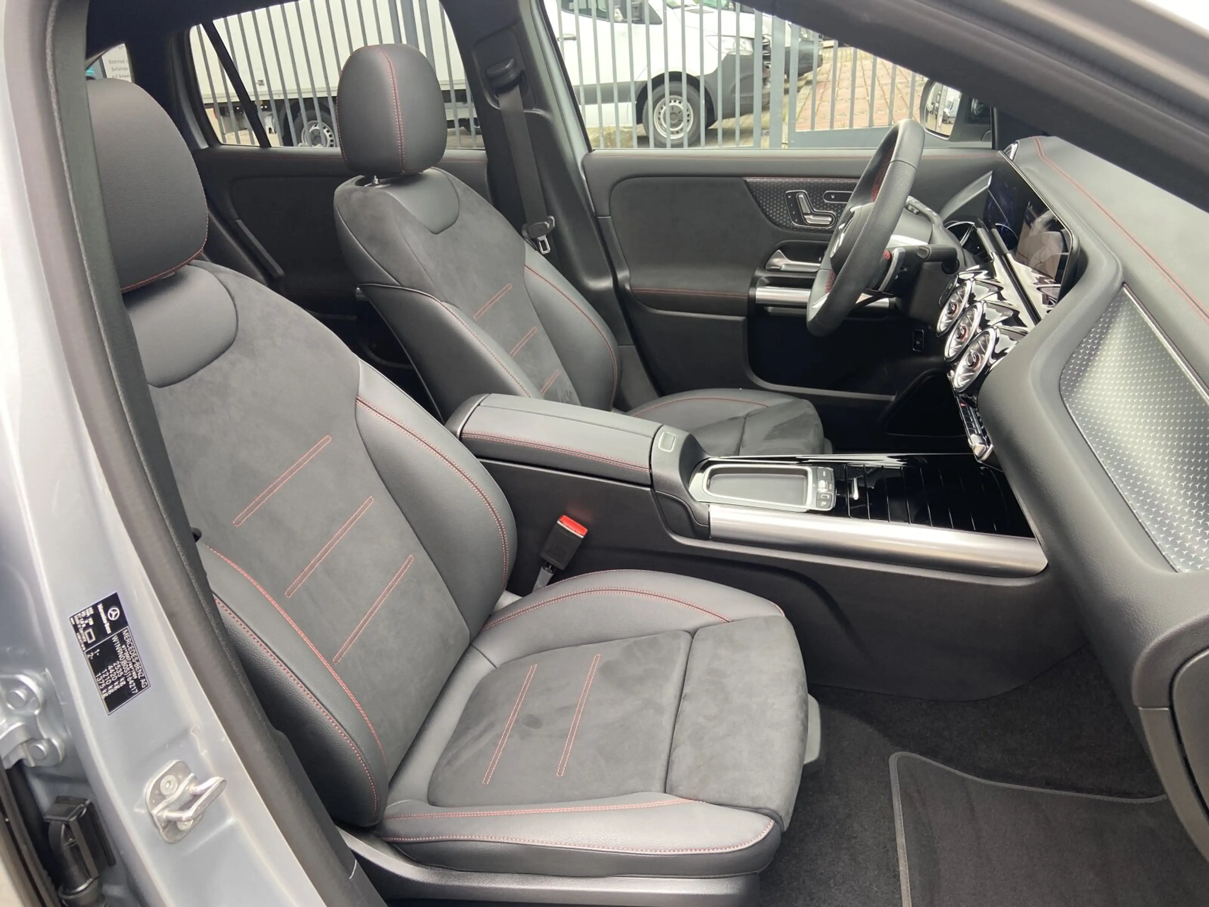 Mercedes-Benz EQA 300 EQA 300 4MATIC AMG+Night+Pano+Distronic+AHK+Memo — photo 15