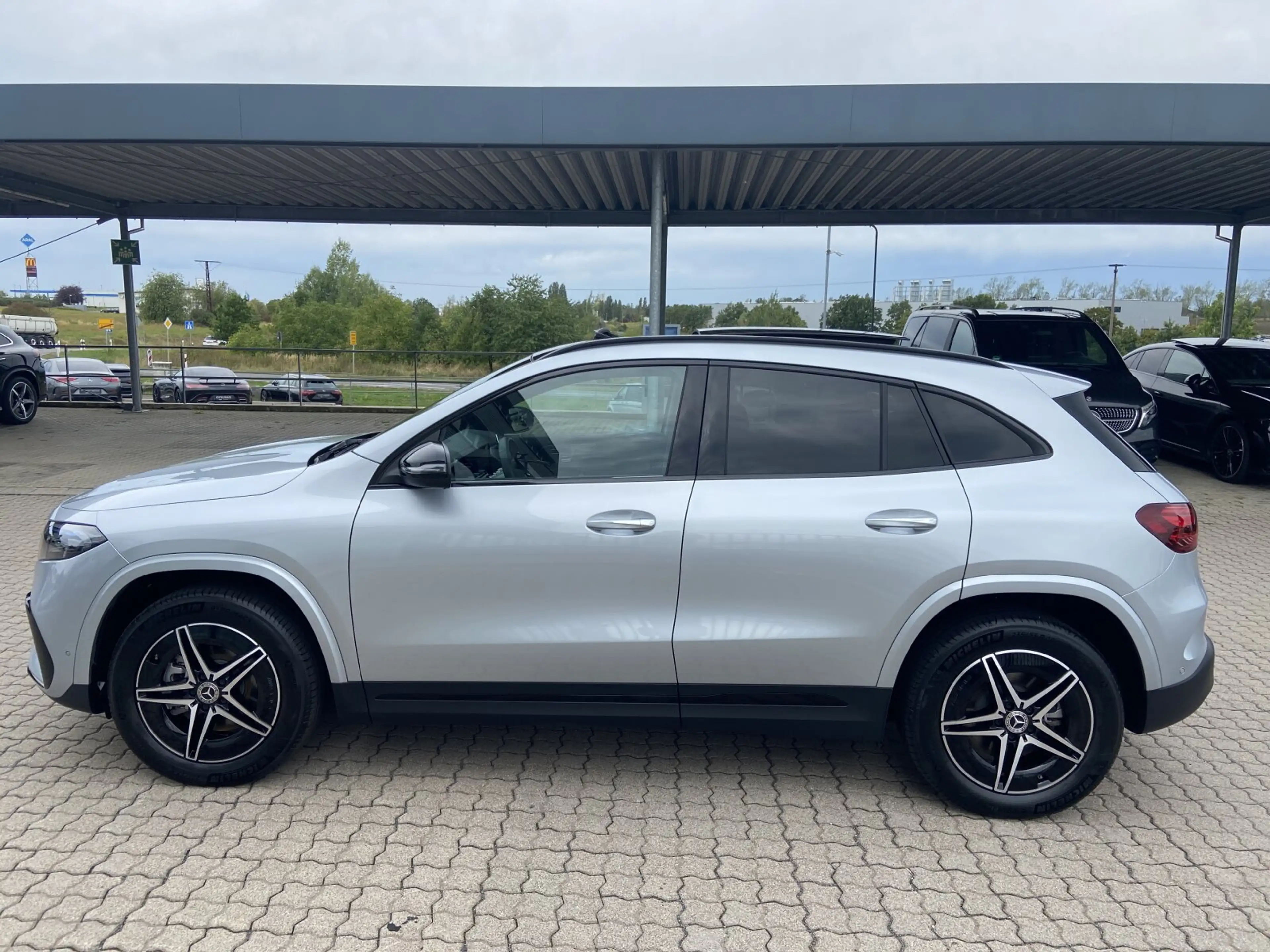 Mercedes-Benz EQA 300 EQA 300 4MATIC AMG+Night+Pano+Distronic+AHK+Memo — photo 9