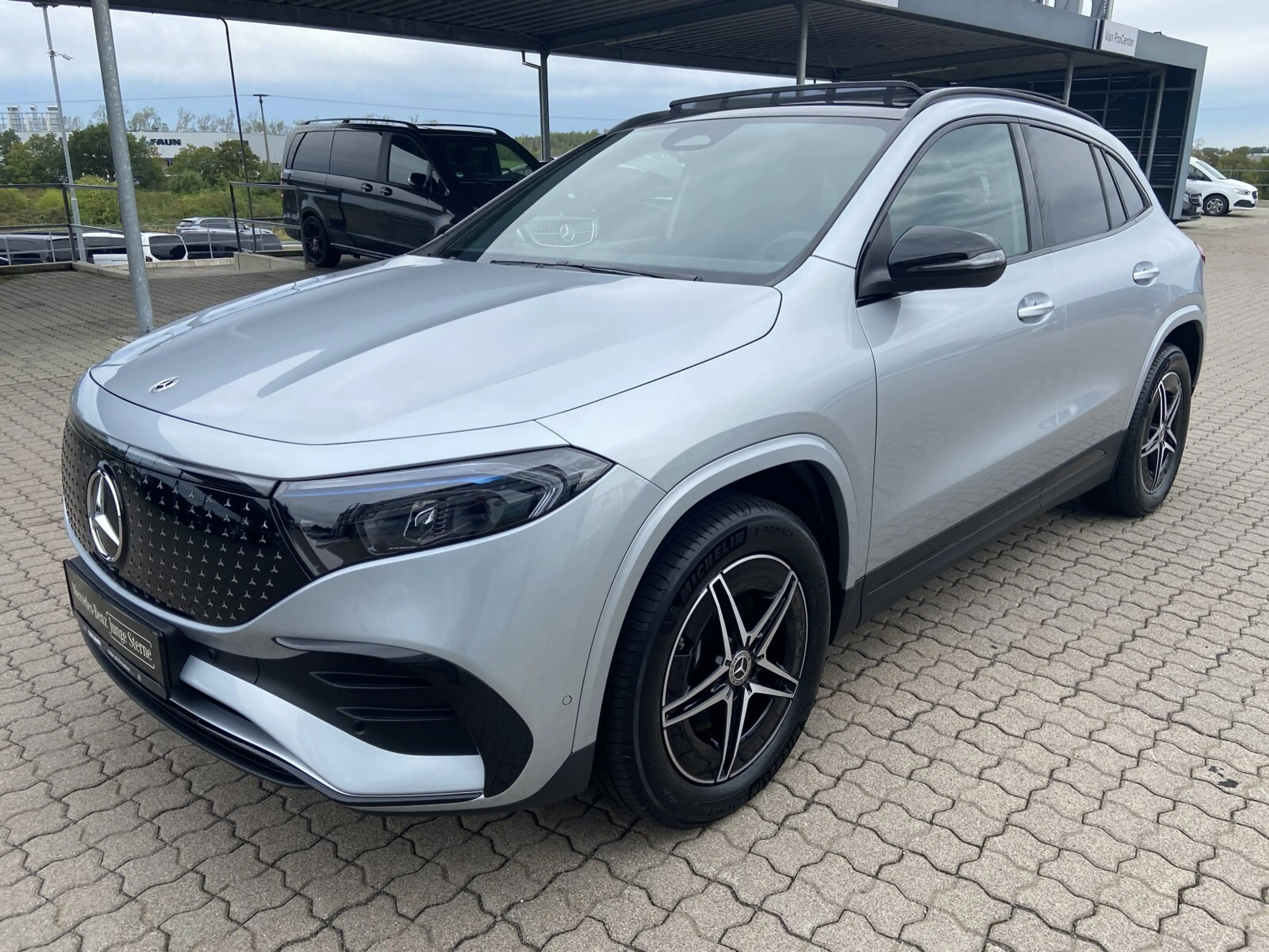 Mercedes-Benz EQA 300 EQA 300 4MATIC AMG+Night+Pano+Distronic+AHK+Memo — photo 2