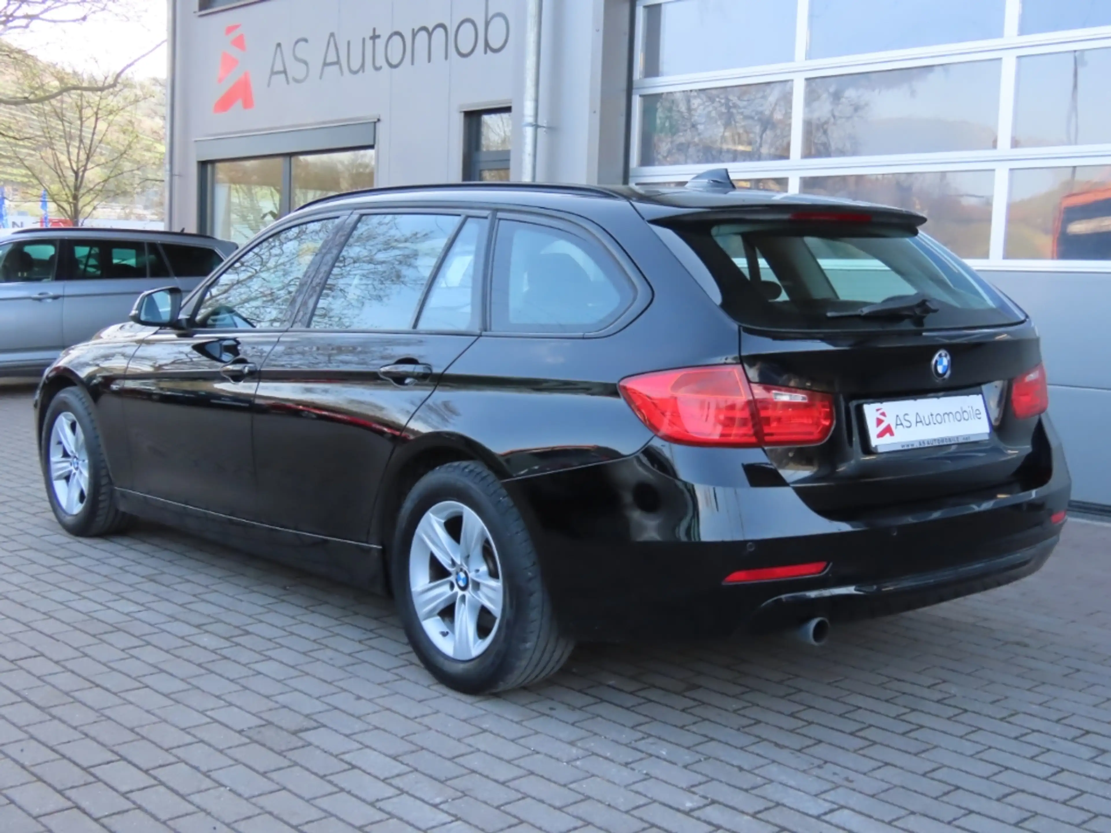 BMW 316 d Touring Bi-Xenon*Navi*SHZ*PDCv+h*8-fach — photo 4