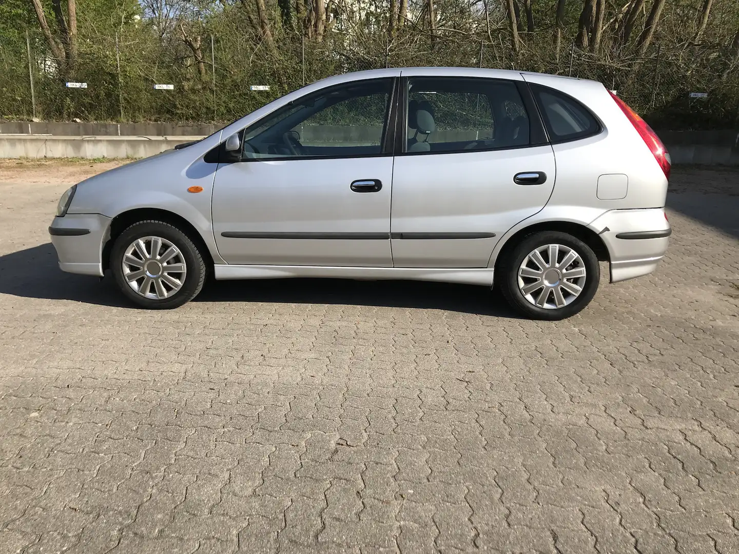Nissan Almera Tino Luxury Plateado - 2