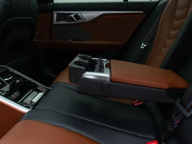 BMW 8 Series view 27