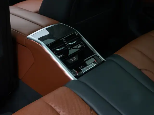 BMW 8 Series view 28