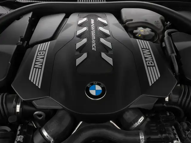 BMW 8 Series view 14
