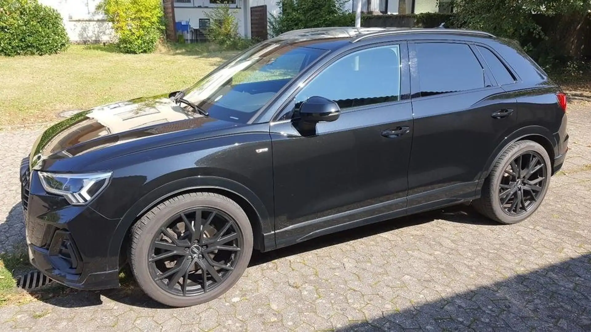 Audi Q3 40TFSI Quattro S line 190PS Mythosschwarz Metallic Schwarz - 2