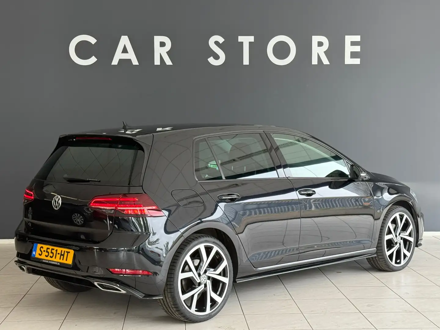 Volkswagen Golf 1.5 TSI 150PK DSG Highline Business R-Line Zwart - 2