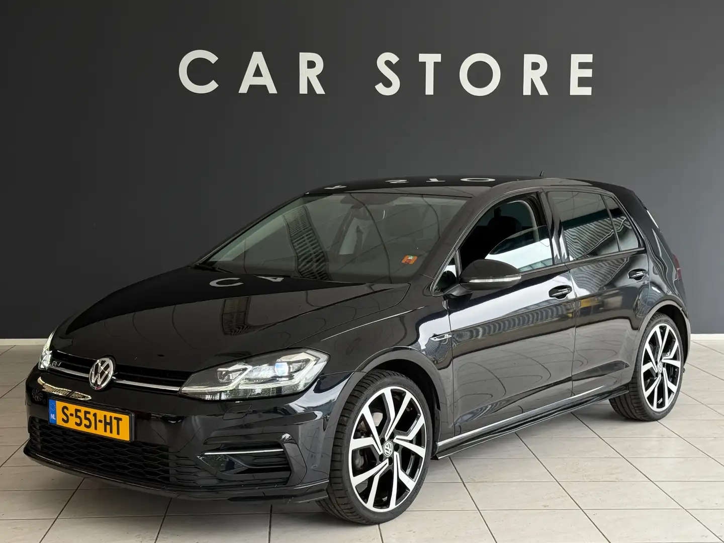 Volkswagen Golf 1.5 TSI 150PK DSG Highline Business R-Line Zwart - 1