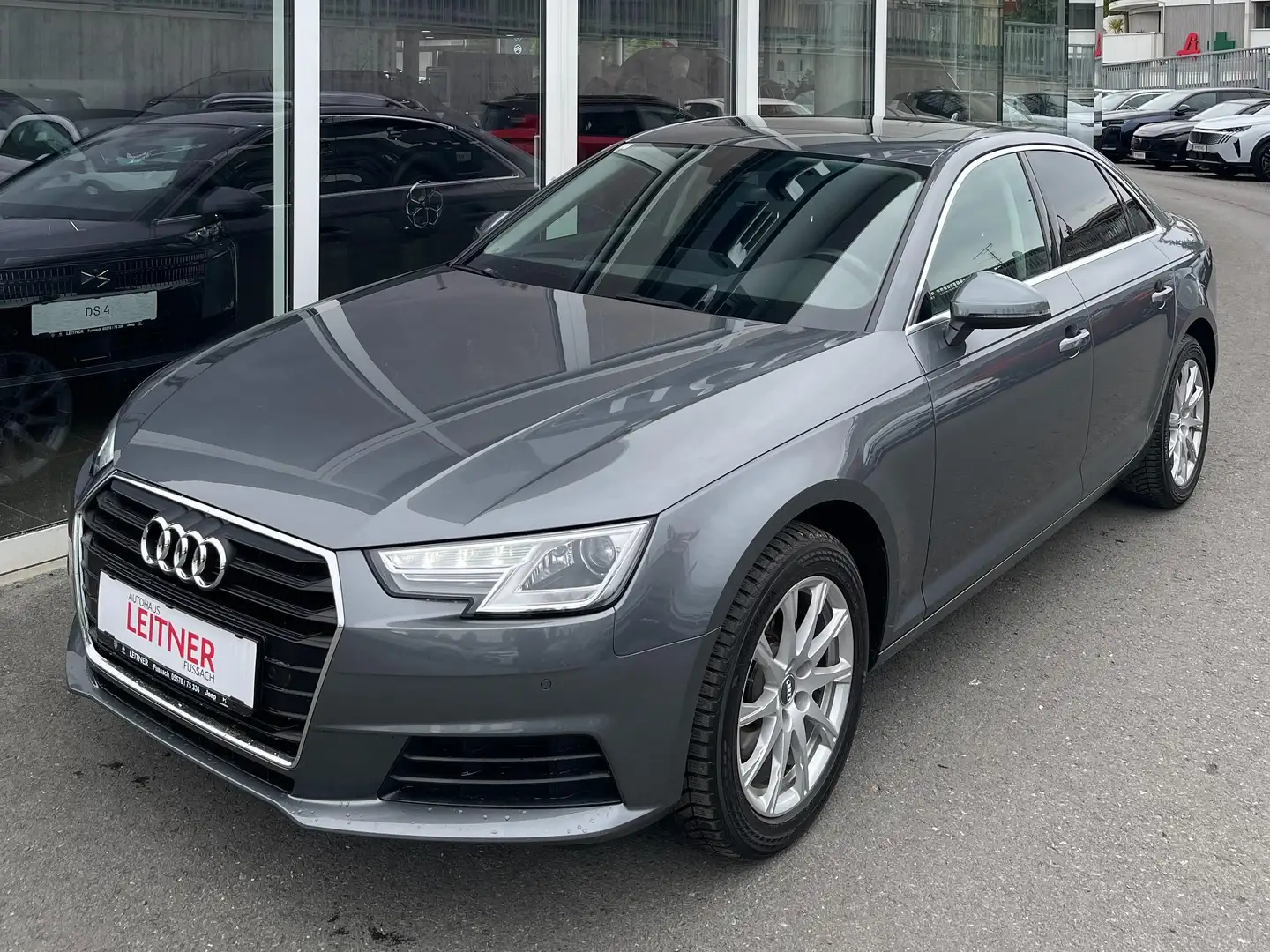 Audi A4 basis Grau - 1