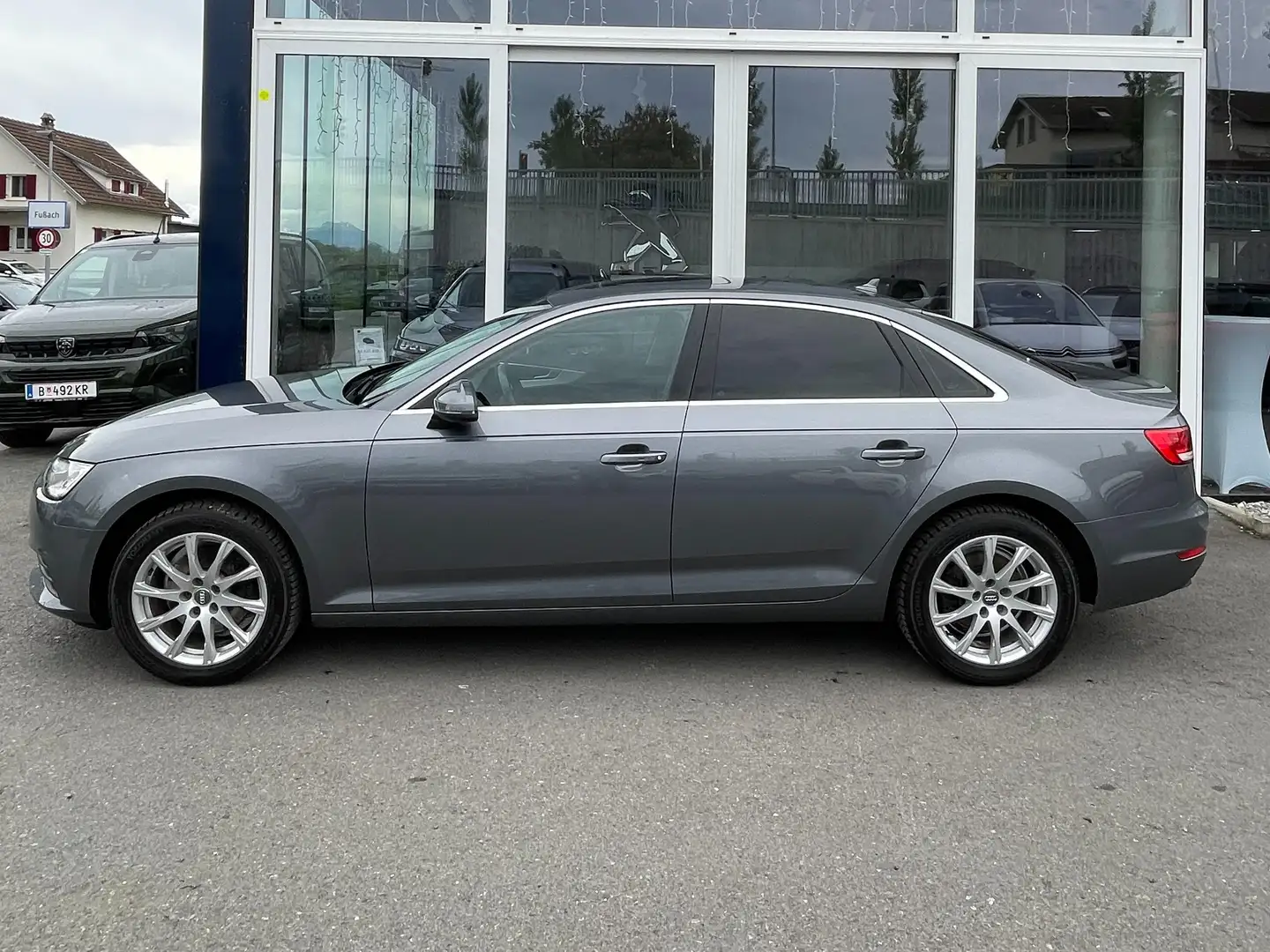 Audi A4 basis Grau - 2