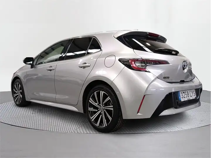 Toyota Auris 2022, foto 2