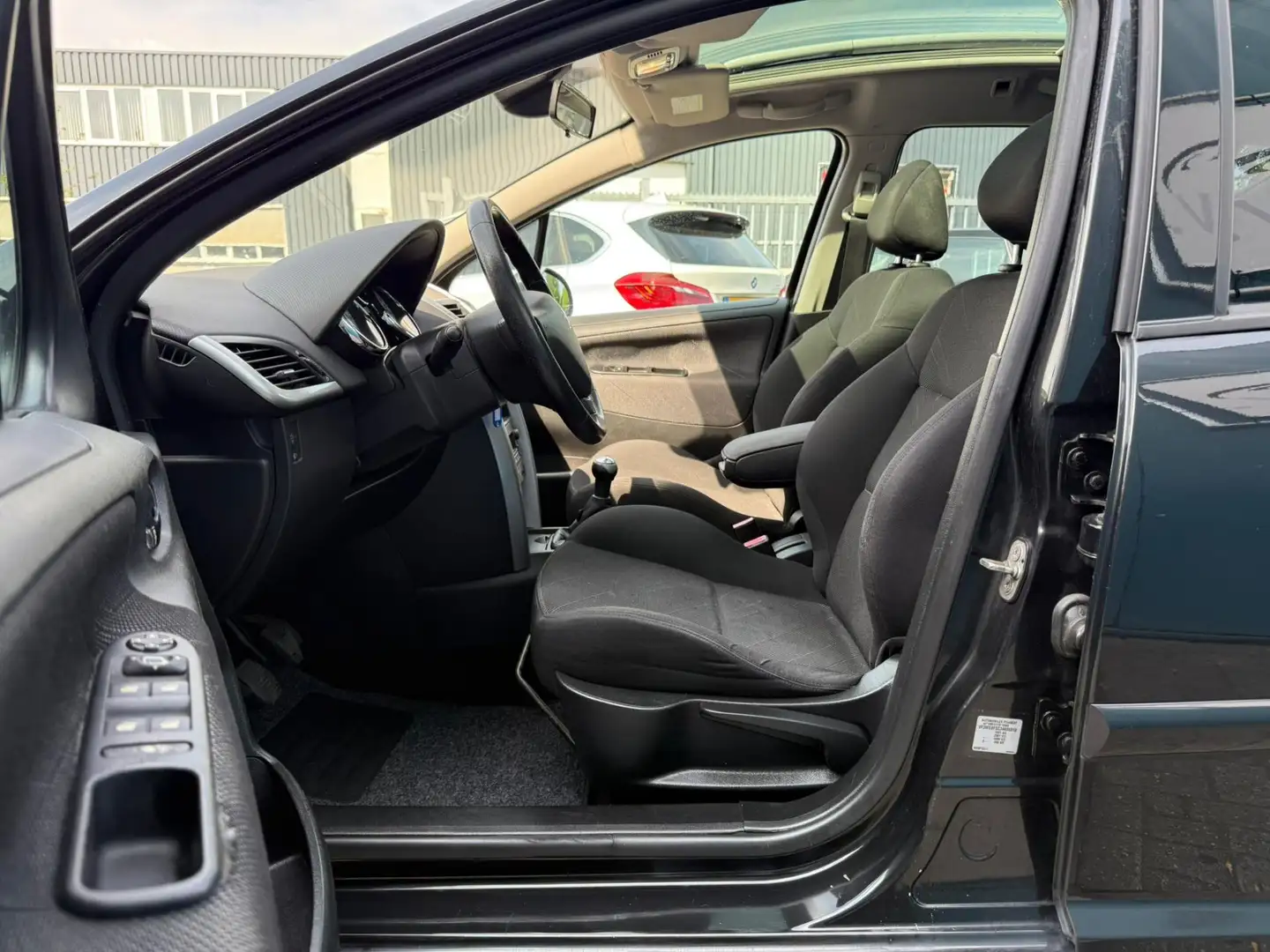 Peugeot 207 SW 1.4 VTi XS Clima Panoramadak 16" Lm velgen Pdc Noir - 2