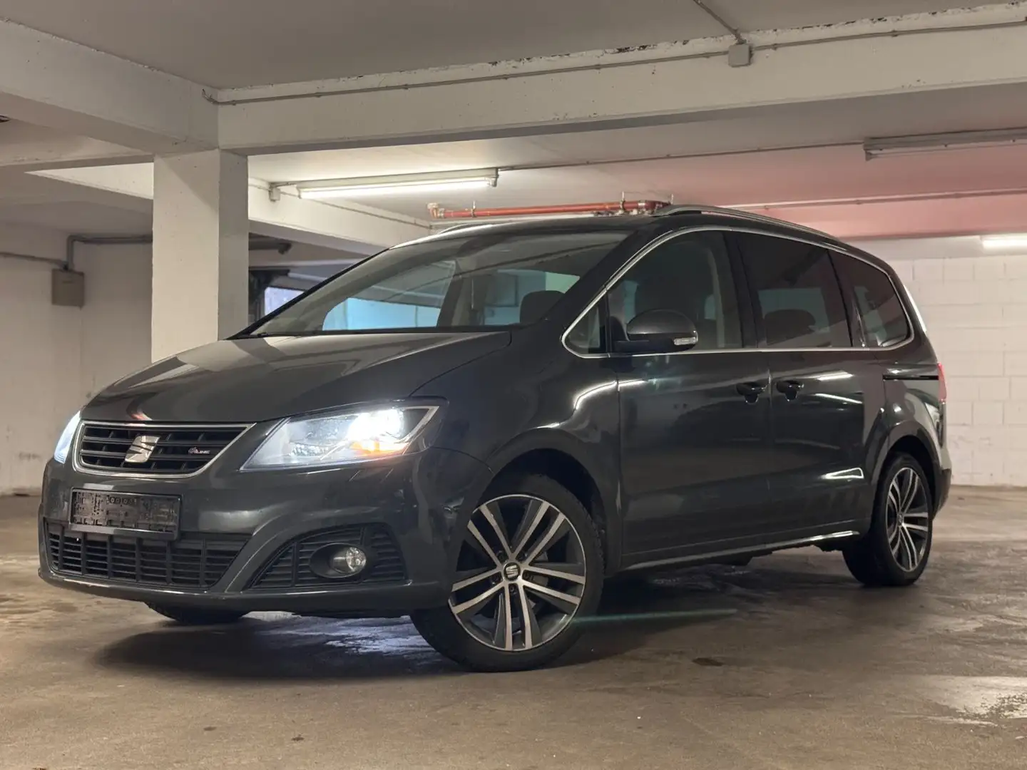 SEAT Alhambra FR-Line DSG*Pano*AHK*Kamera*Xenon Grau - 2