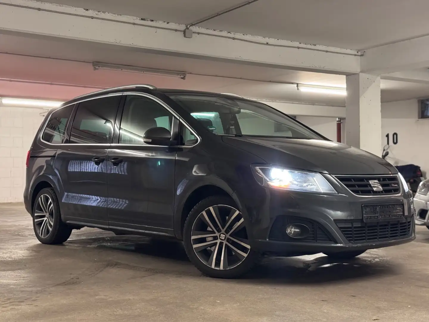 SEAT Alhambra FR-Line DSG*Pano*AHK*Kamera*Xenon Grau - 1