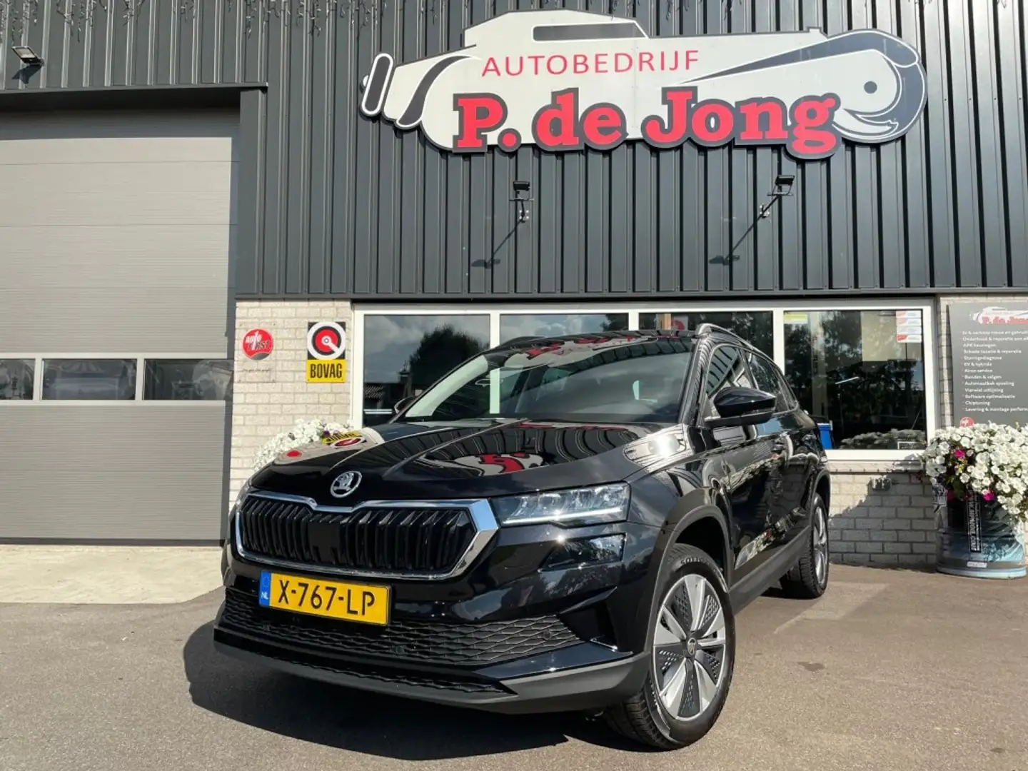Skoda Karoq 1.5 TSI BUSINESS PLUS, Camera, Trekhaak elek, ACC, Zwart - 1