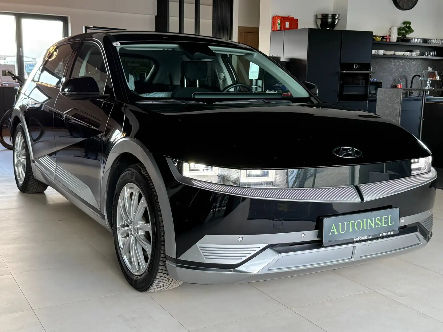 Hyundai IONIQ 5 53 kWh plus Line Abstandstempomat+AHK+SR&WR Schwarz - 2