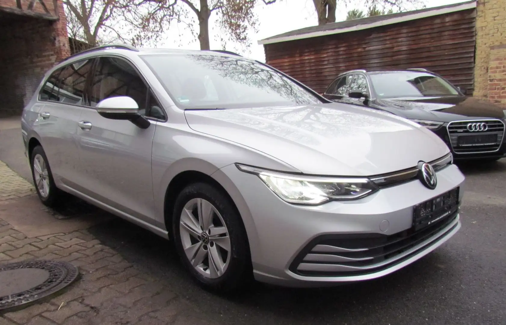 Volkswagen Golf 2.0TDI SCR 85kW **Life**LED/Navi/ACC Silber - 2