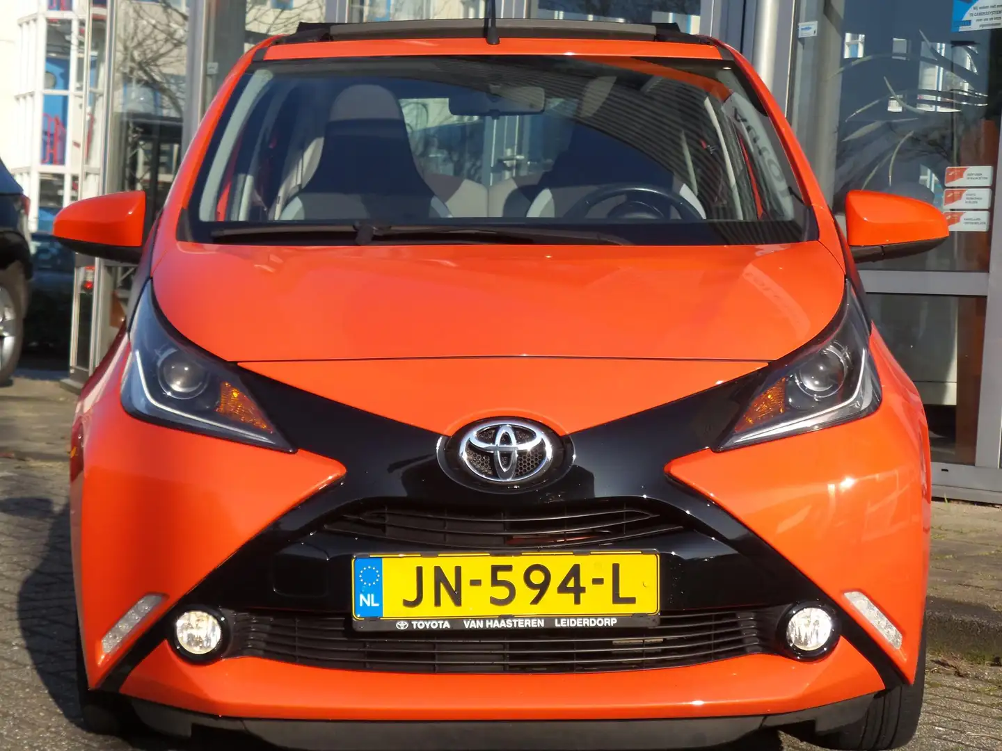 Toyota Aygo 1.0 VVT-i x-wave **OUTLET ACTIE MET BOVAG** Oranje - 2