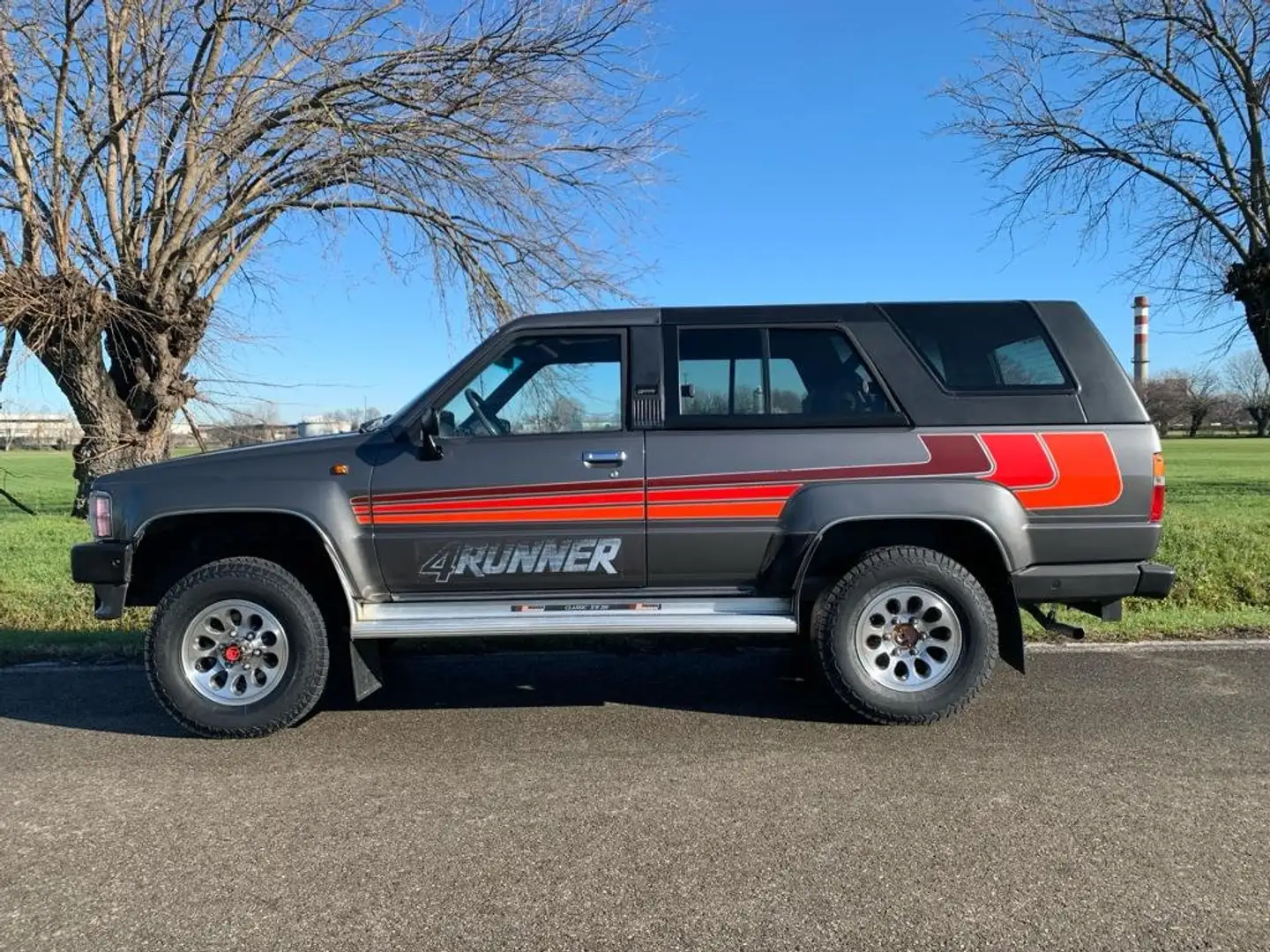 Toyota 4-Runner SURF 2.4 RE Grijs - 1