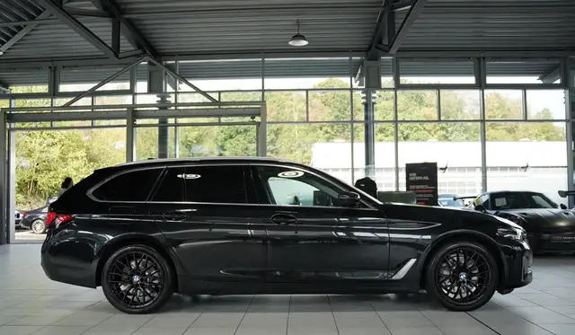 BMW 5 Series view 6