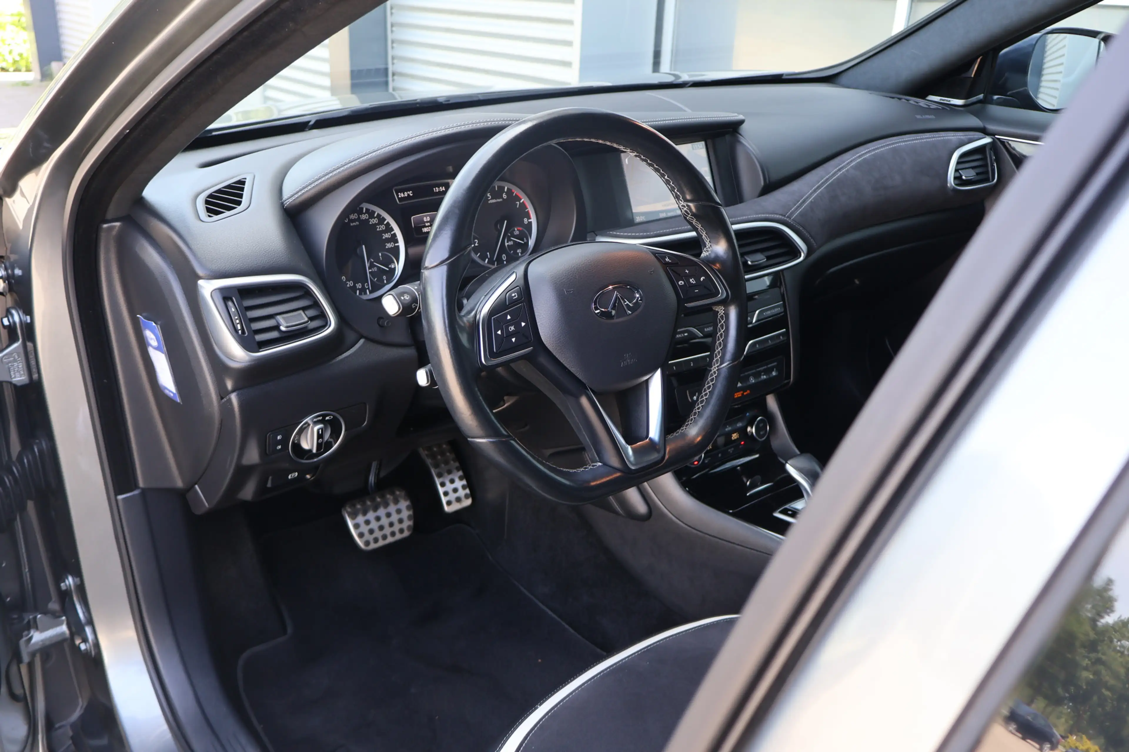 Infiniti Q30 1.6 T Sport | Origineel NL | Panoramadak | Bose | — photo 6