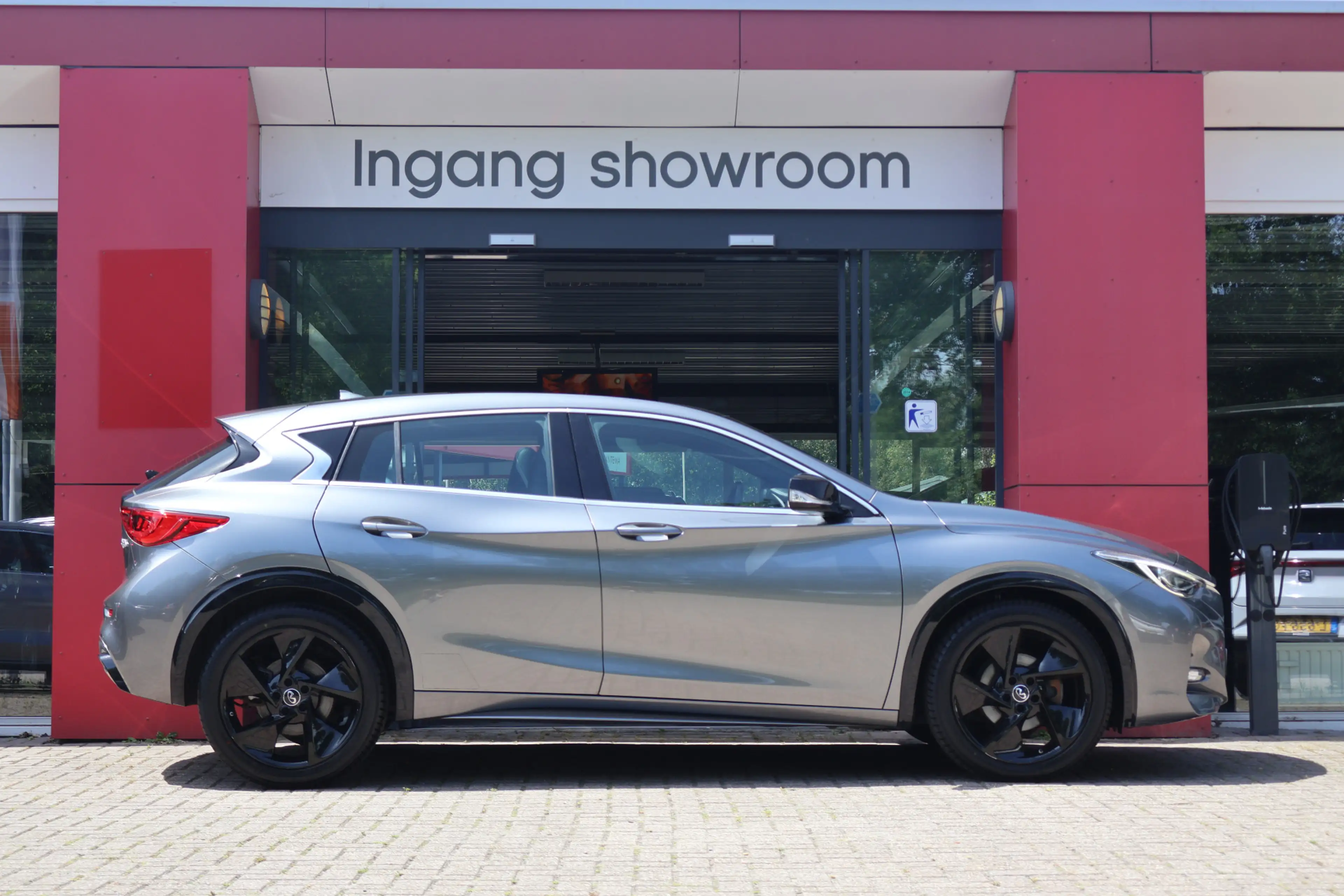 Infiniti Q30 1.6 T Sport | Origineel NL | Panoramadak | Bose | — photo 3
