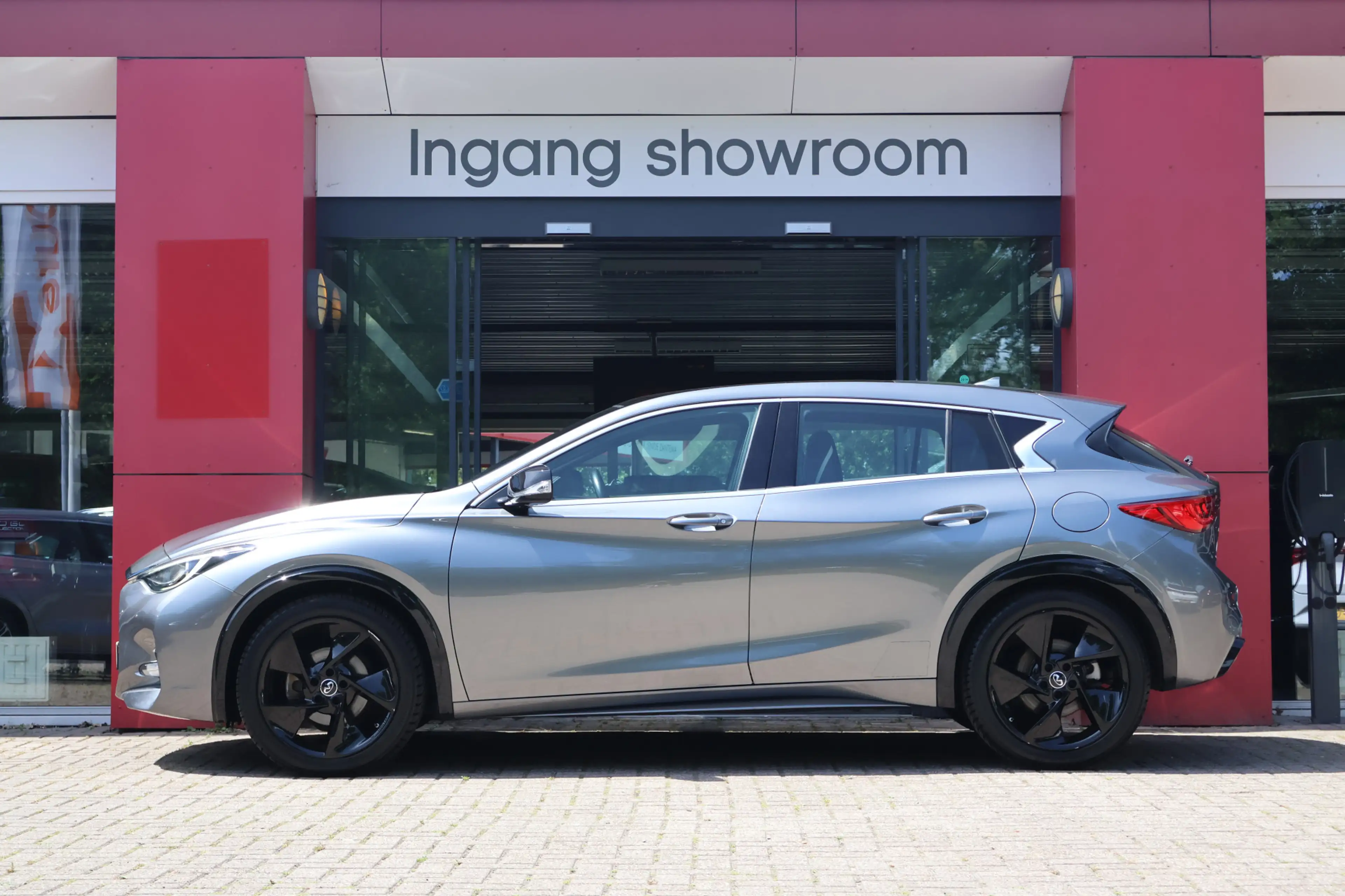 Infiniti Q30 1.6 T Sport | Origineel NL | Panoramadak | Bose | — photo 2