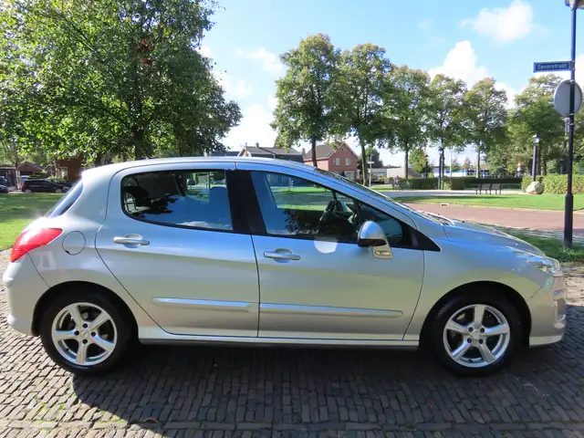 Peugeot 308 view 3