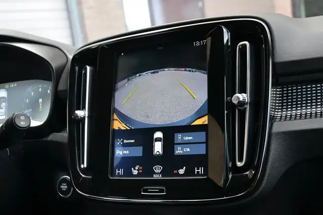 Volvo XC40 view 16