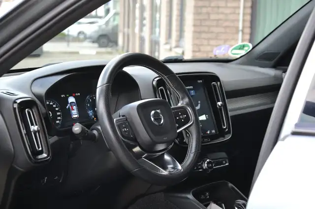 Volvo XC40 view 6