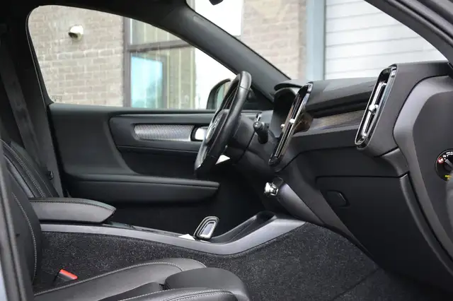 Volvo XC40 view 9
