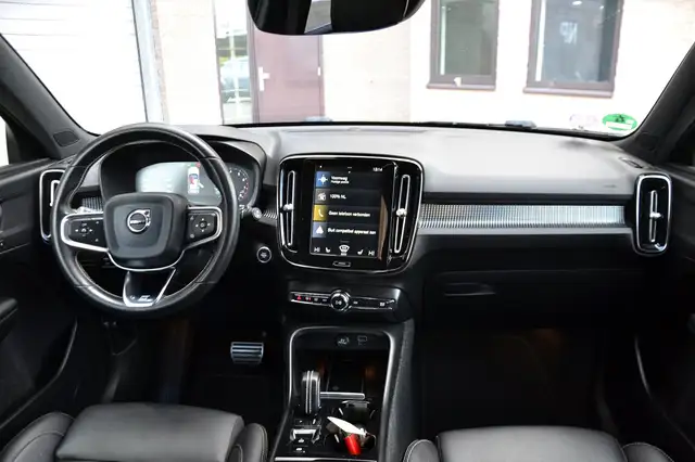 Volvo XC40 view 8
