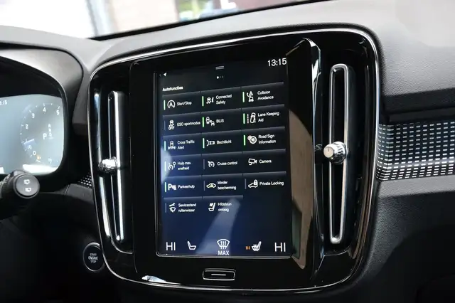 Volvo XC40 view 11