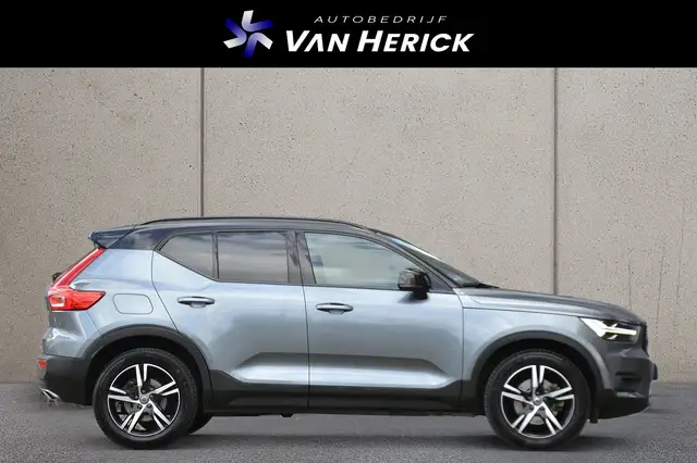 Volvo XC40 view 3