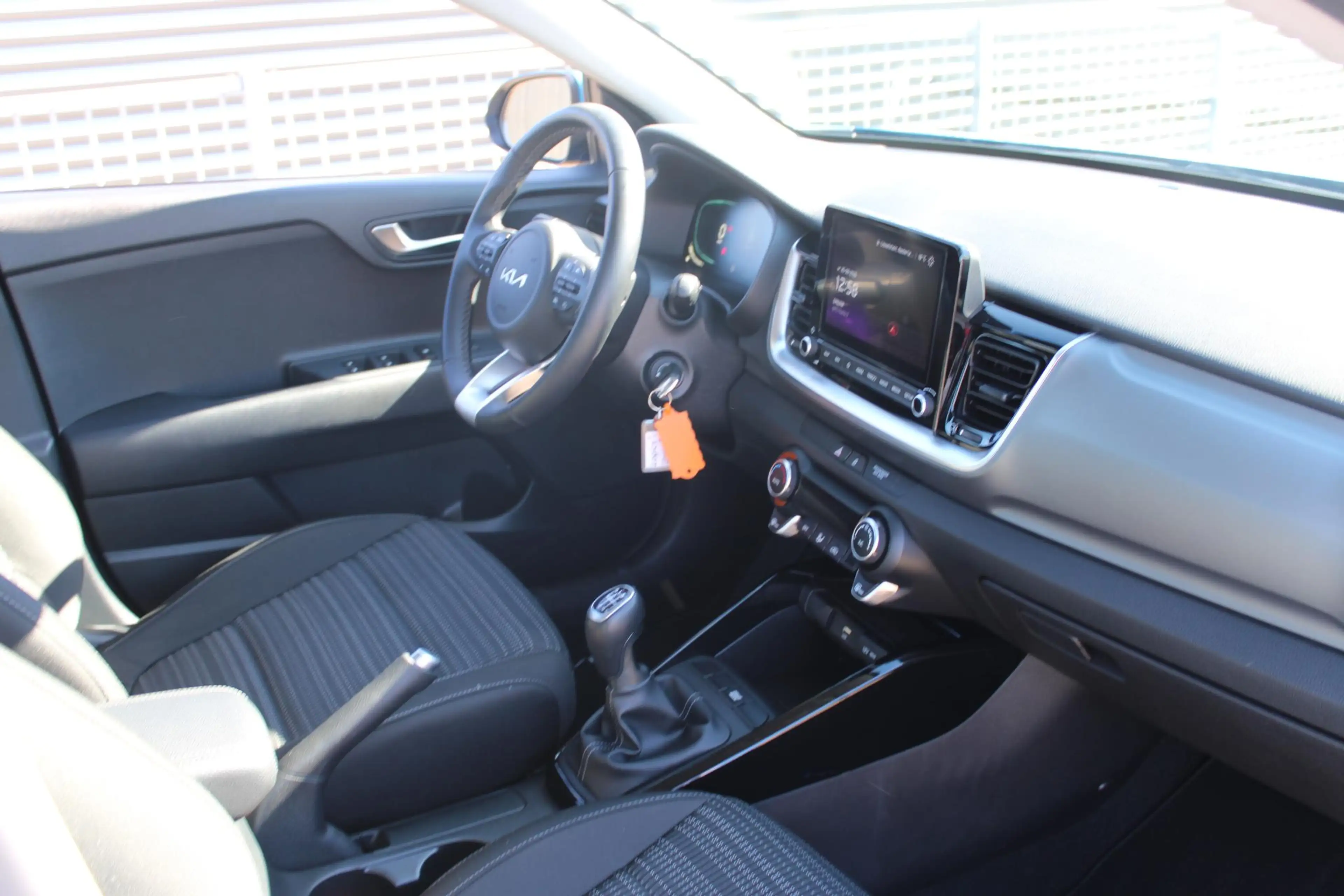 Kia Stonic 1.0 T-GDi MHEV DynamicLine — photo 12