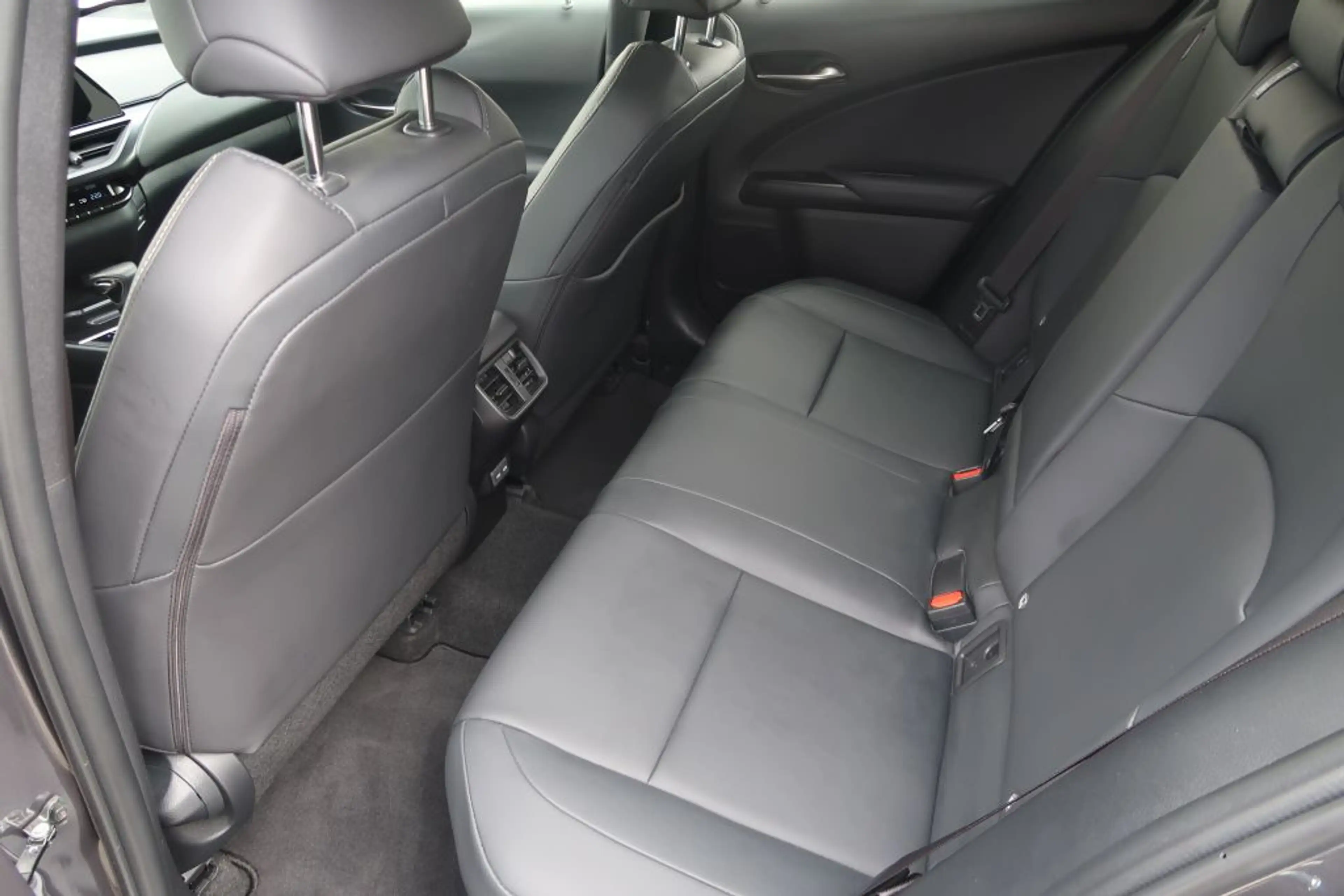 Lexus UX 250h F SPORT Design — photo 11