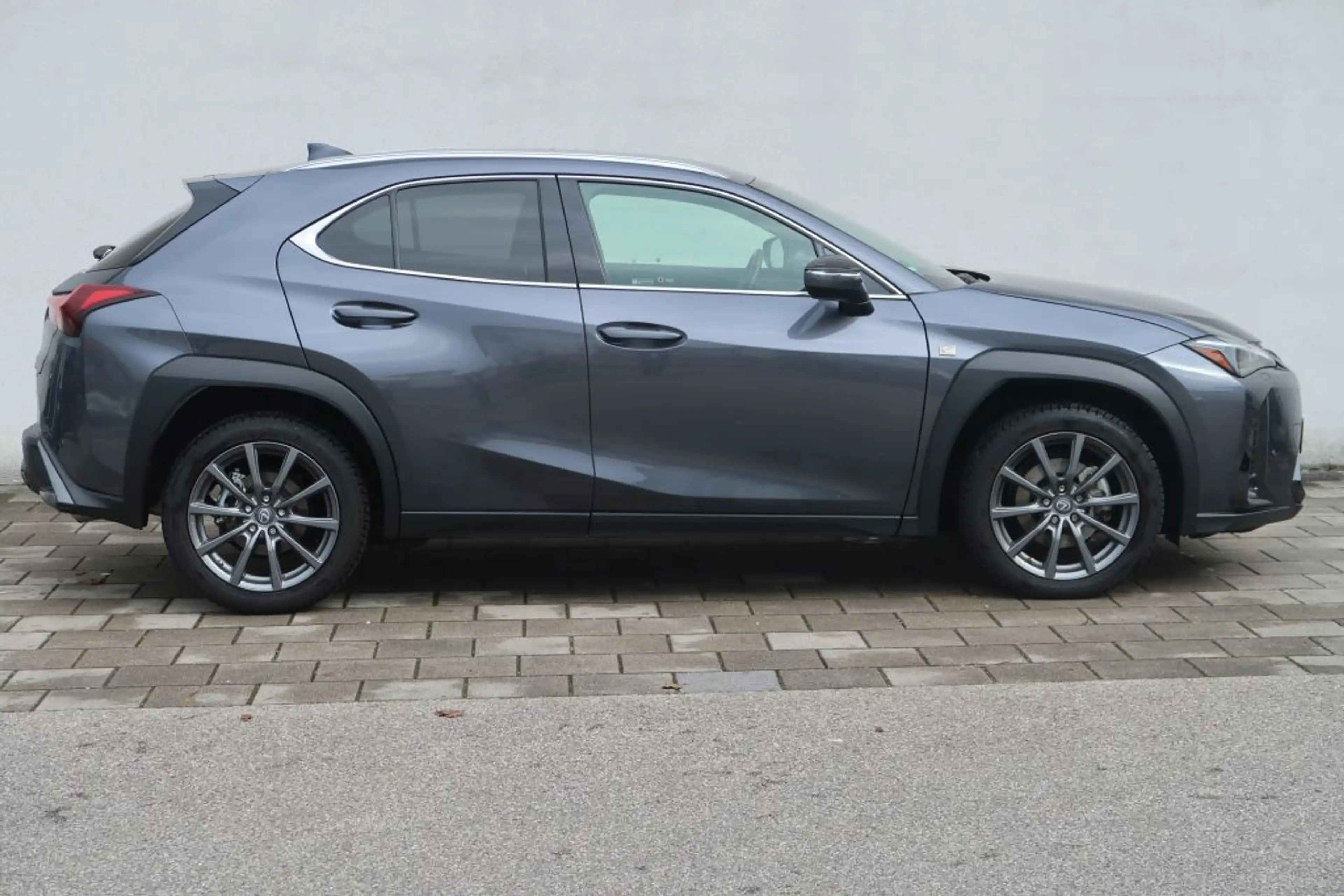 Lexus UX 250h F SPORT Design — photo 3