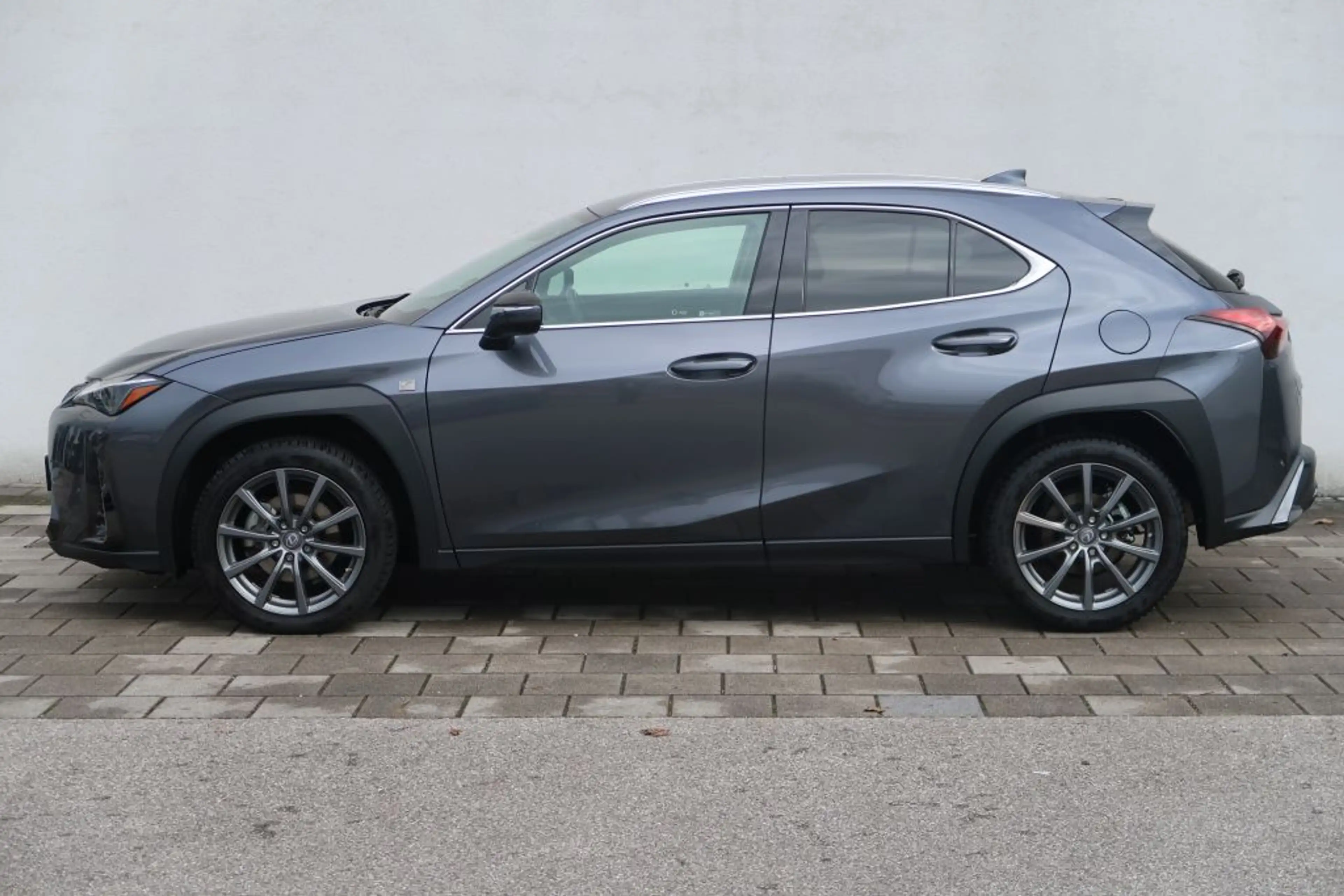 Lexus UX 250h F SPORT Design — photo 7