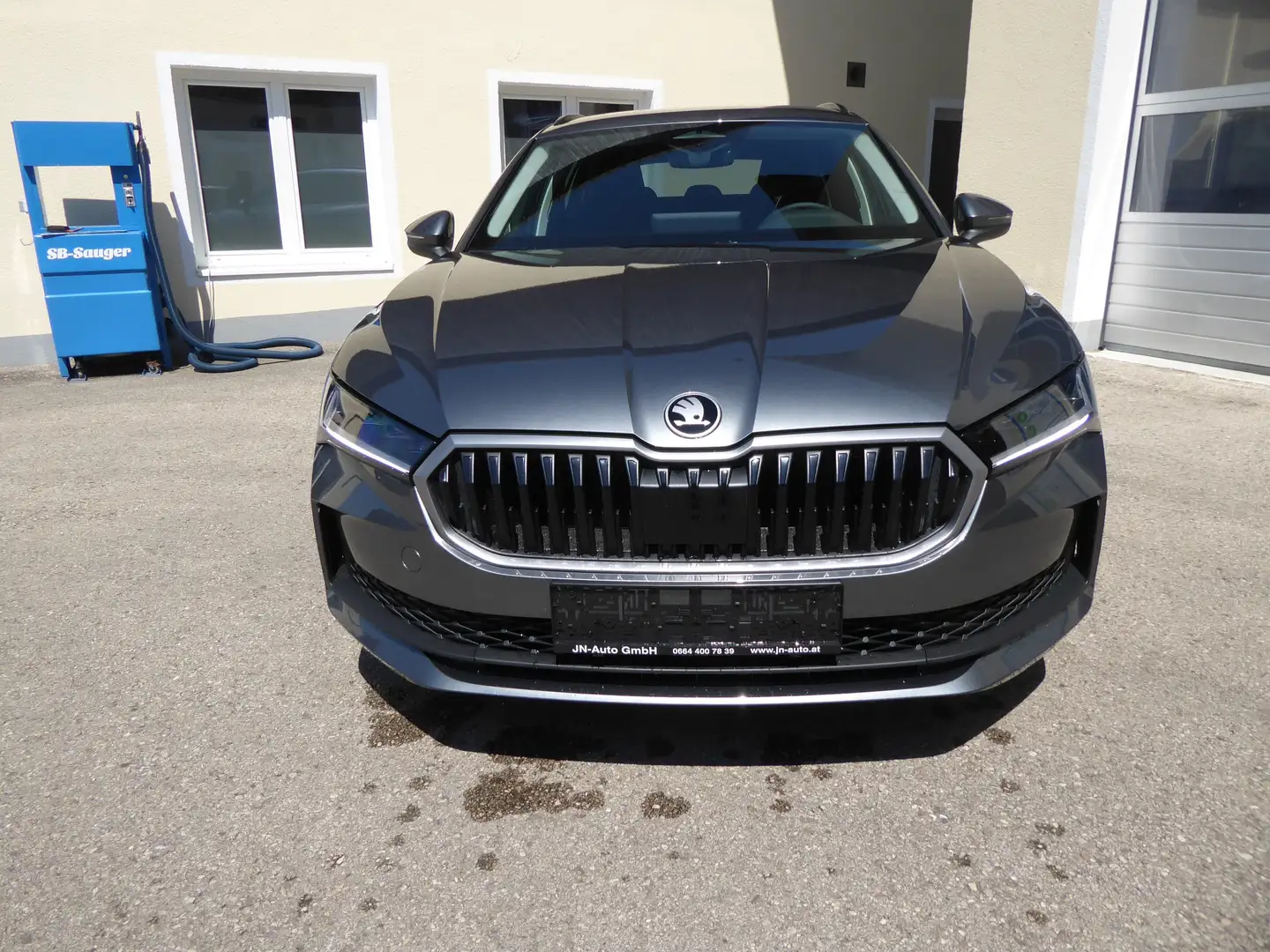 Skoda Superb 2.0 TDI 110 kW Essence Grau - 2