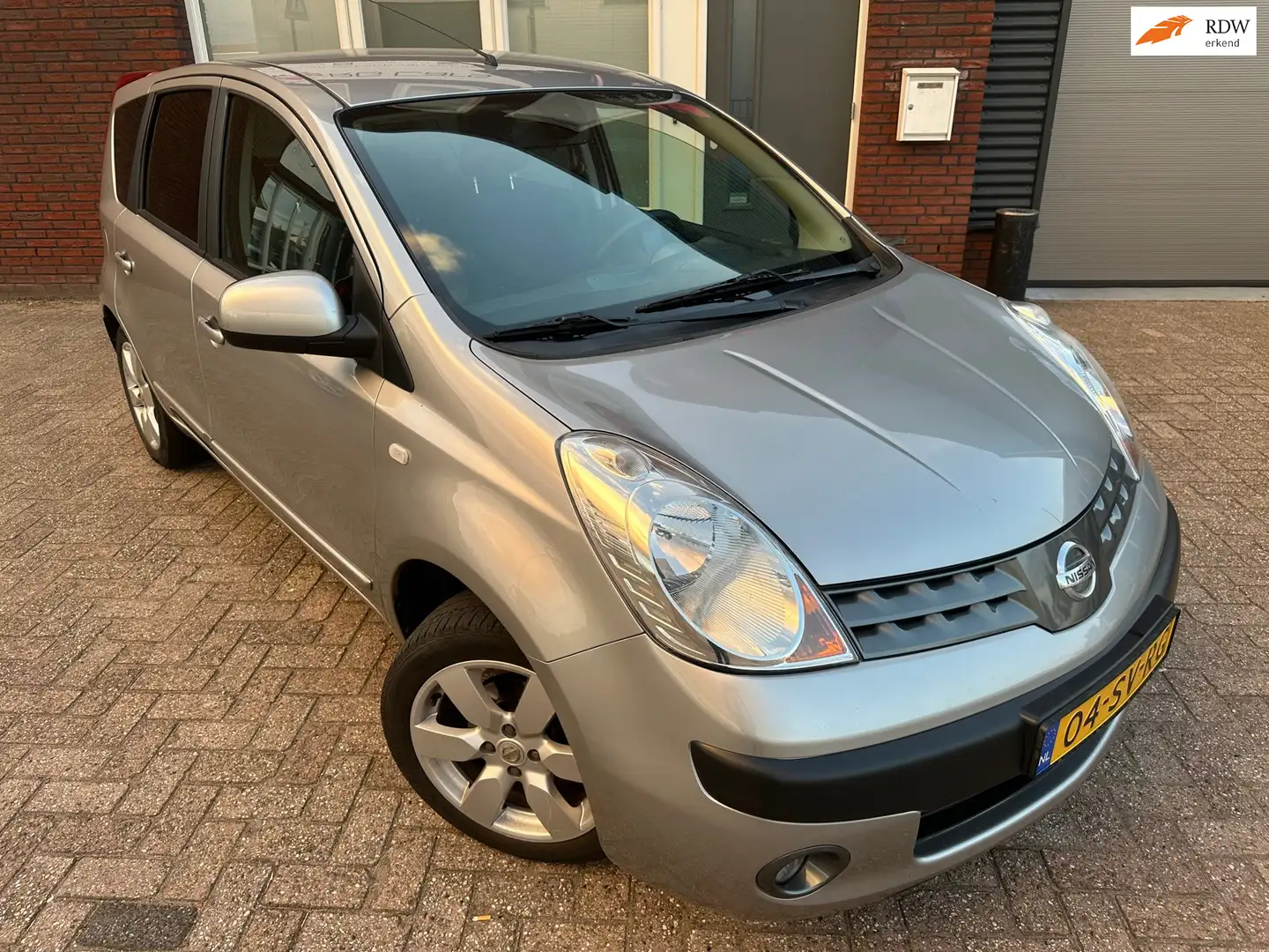 Nissan Note 1.6 First Note / Clima / 5DRS / AUT / NAP Grijs - 1