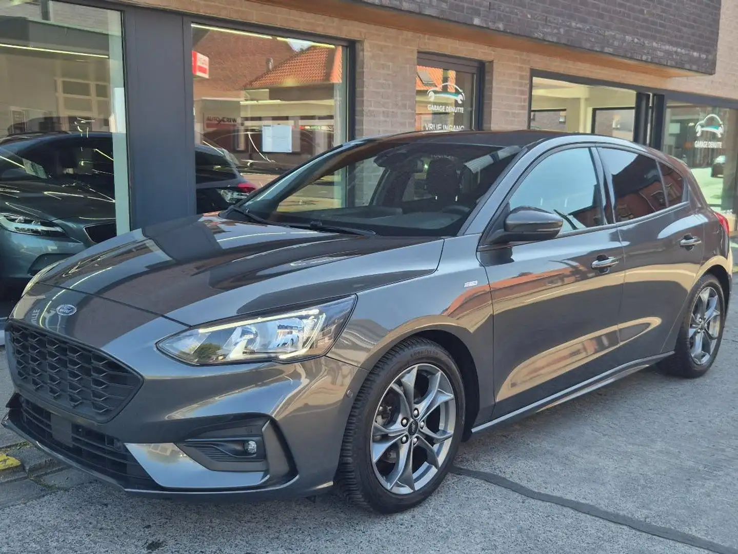 Ford Focus 1.0 EcoBoost ST-Line Grijs - 1