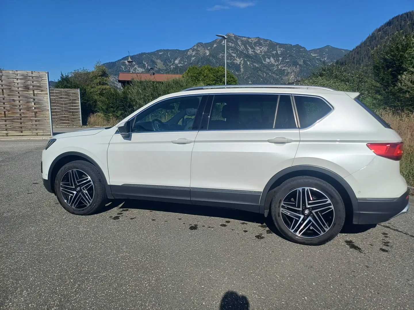SEAT Tarraco Tarraco 2,0 TDI Xcellence DSG 4Drive Xcellence, Standheizung, AHK, Pickerl 06.27, Winterreifen, Panoramadach Weiß - 2