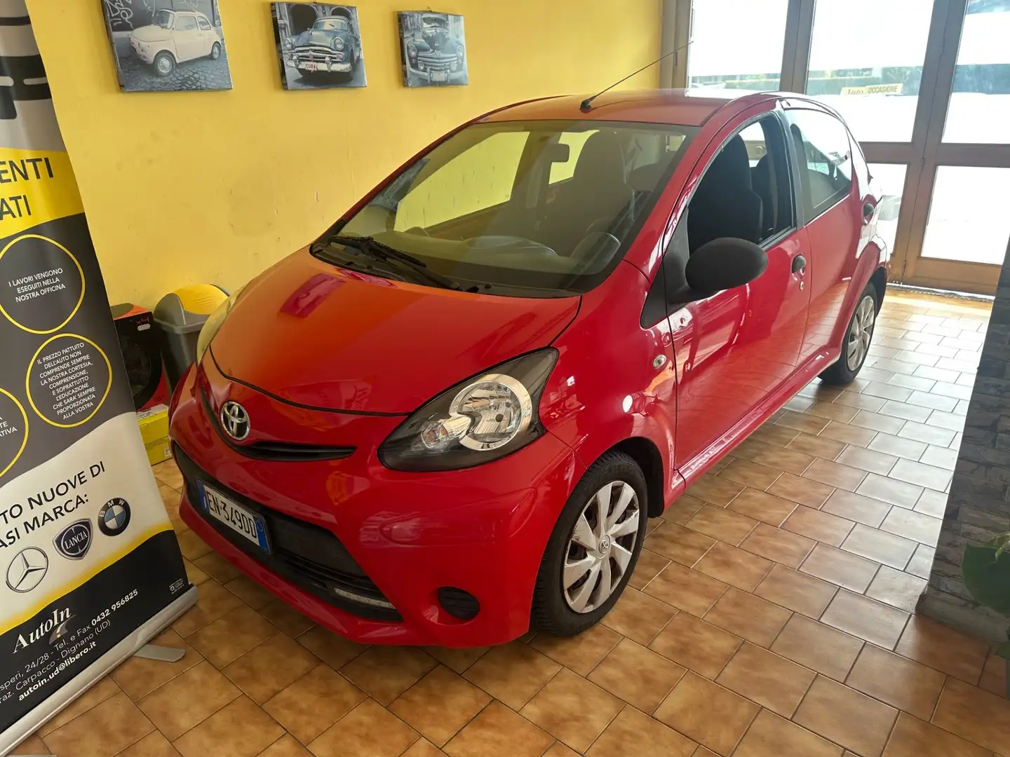 Toyota Aygo 1.0 12V VVT-i 5 porte Active Connect Rojo - 2