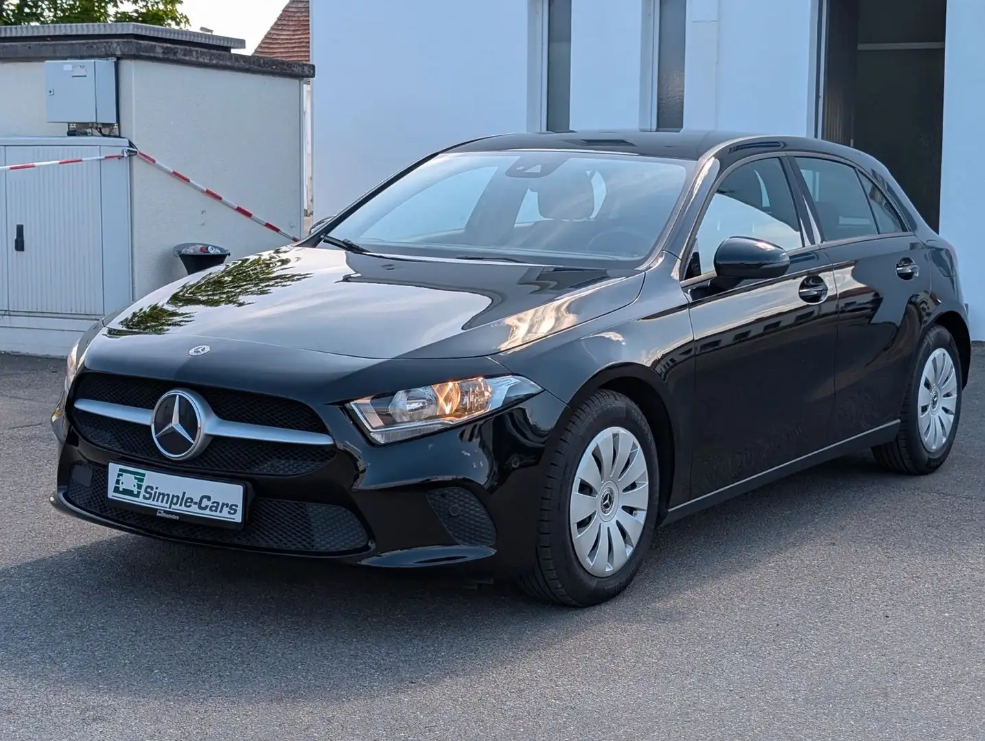 Mercedes-Benz A 180 d   *DCT*Business*Assistent*MBux*Keyless* Noir - 1