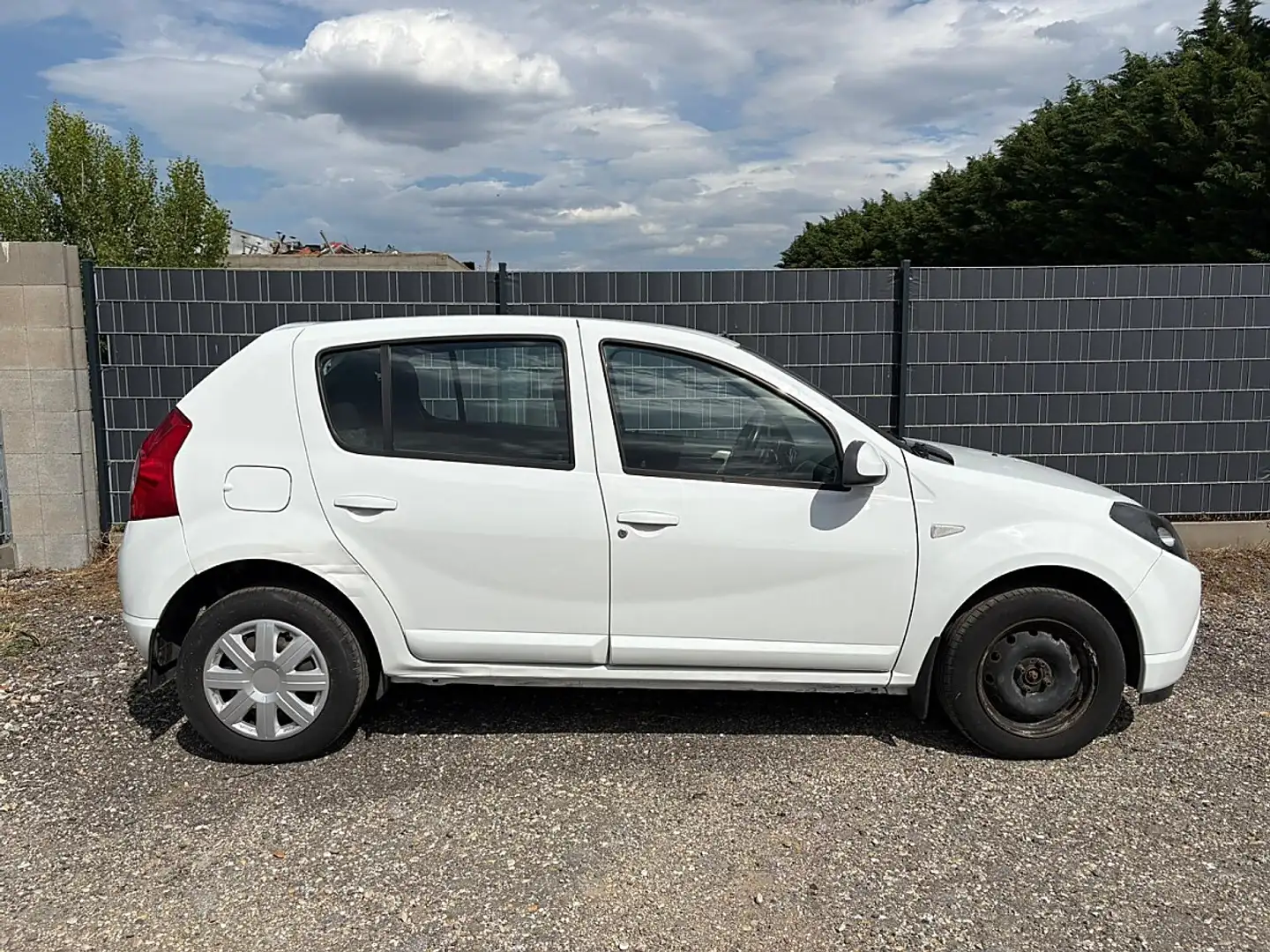 Dacia Sandero 1,2 16V neues pickerl 4/2027**klima** Weiß - 2