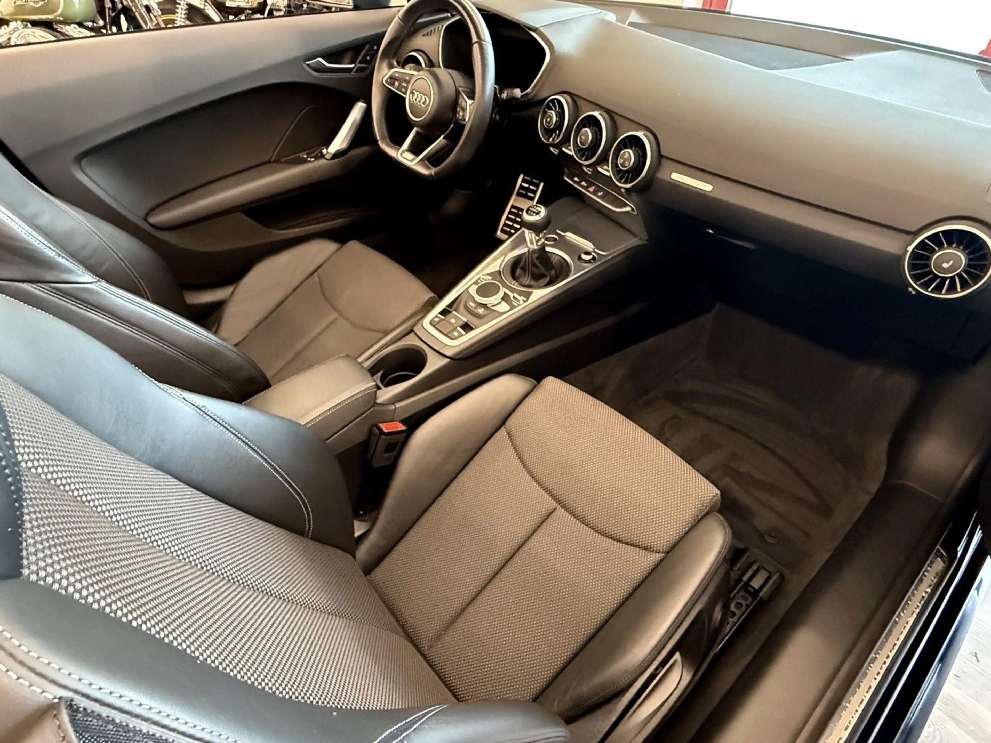 Audi TT Roadster 1.8 TFSI SLine Plus Paket Navi Klima — photo 4