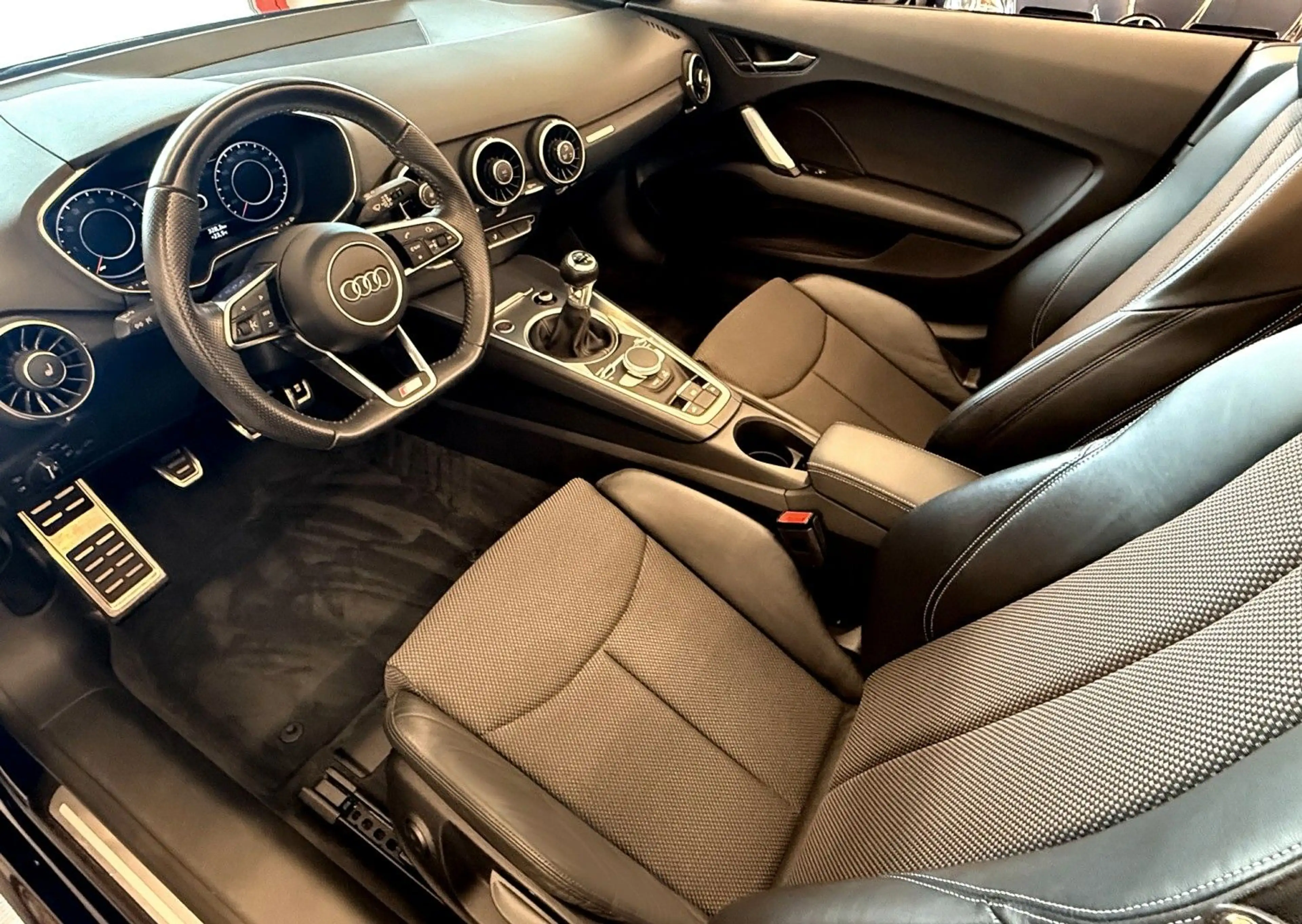 Audi TT Roadster 1.8 TFSI SLine Plus Paket Navi Klima — photo 3